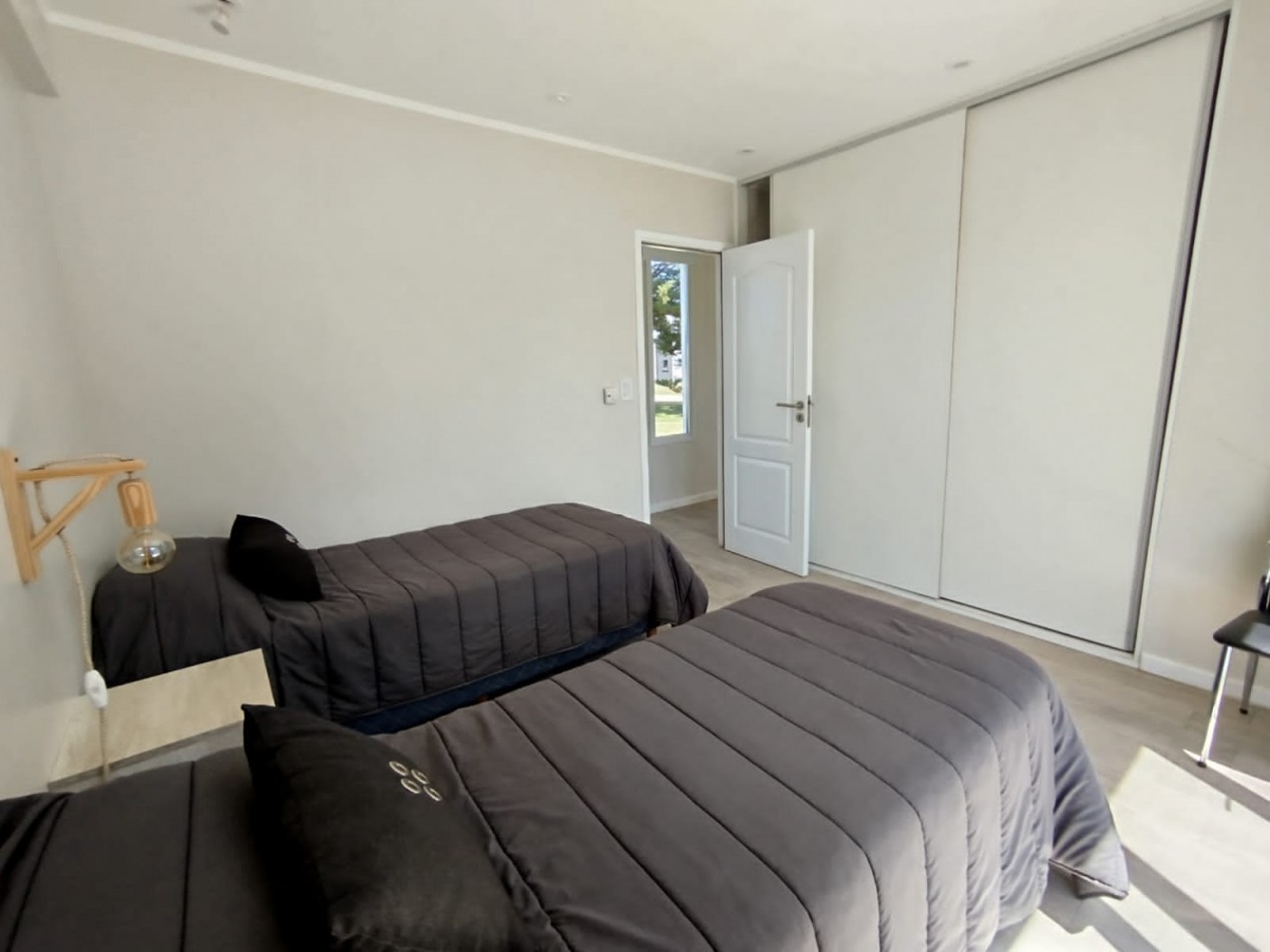 Casa de tres ambientes en Barrio Privado. Impecable. Zona: Bo Costa del Sol (Mar Chiquita)