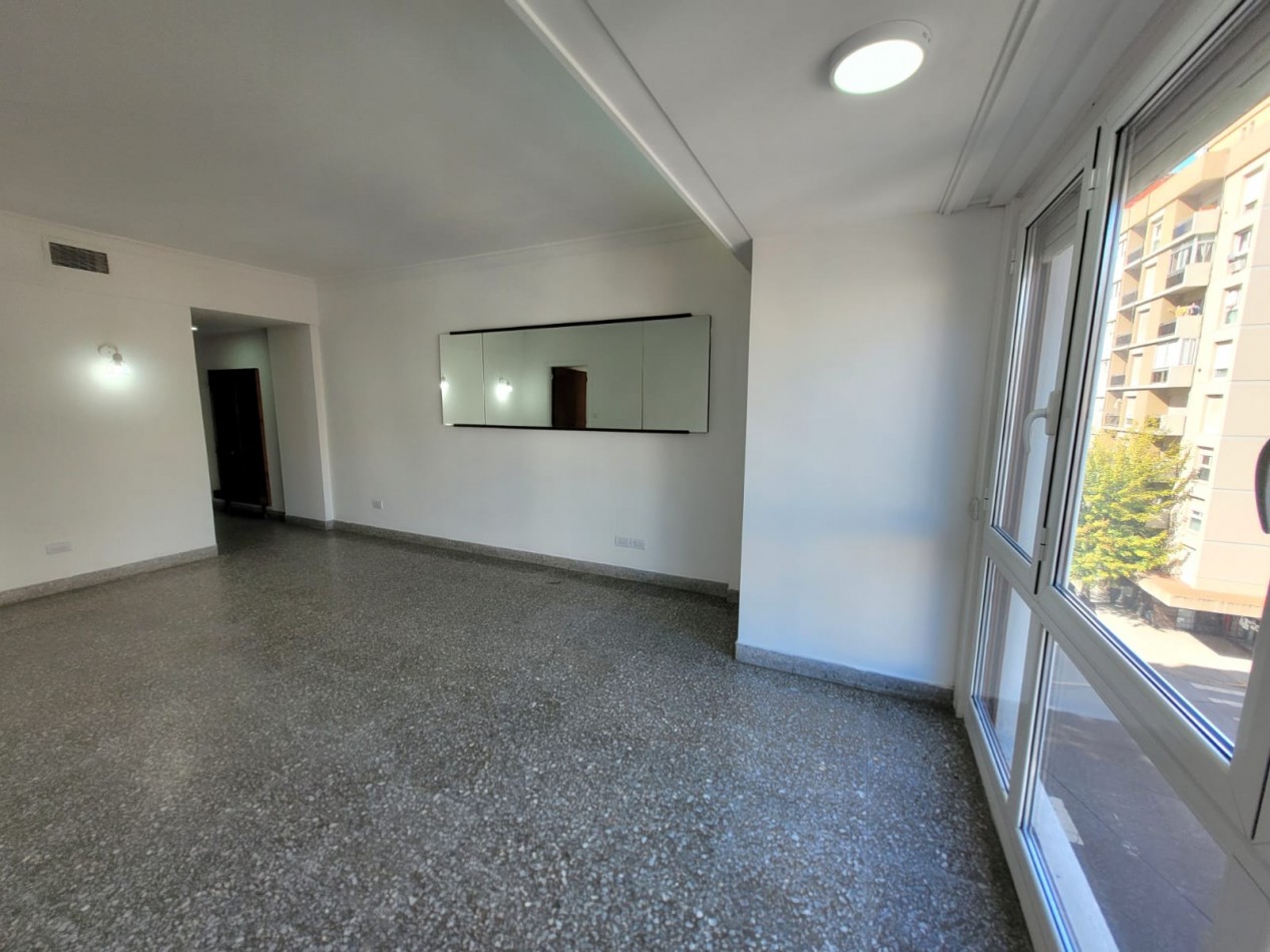 Piso de tres ambientes a la calle con balcon saliente. Muy buen estado. Zona: Centro