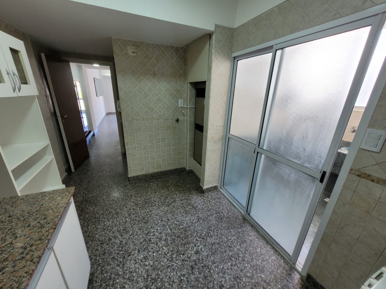 Piso de tres ambientes a la calle con balcon saliente. Muy buen estado. Zona: Centro