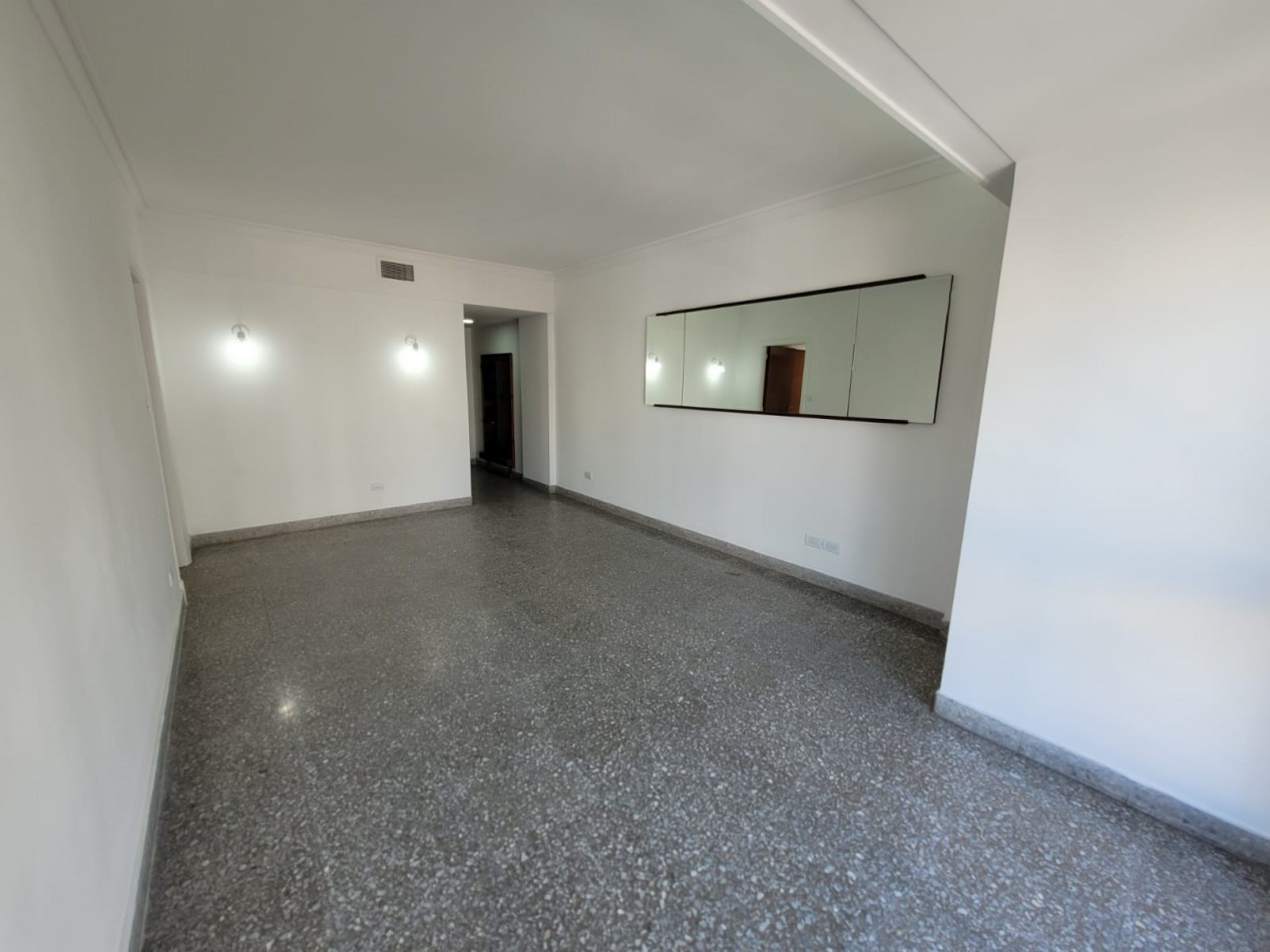 Piso de tres ambientes a la calle con balcon saliente. Muy buen estado. Zona: Centro