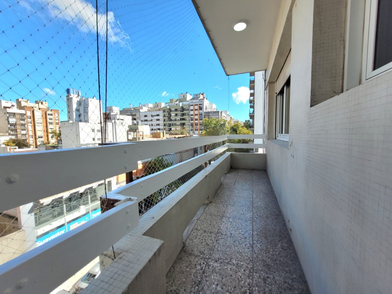Piso de tres ambientes a la calle con balcon saliente. Muy buen estado. Zona: Centro