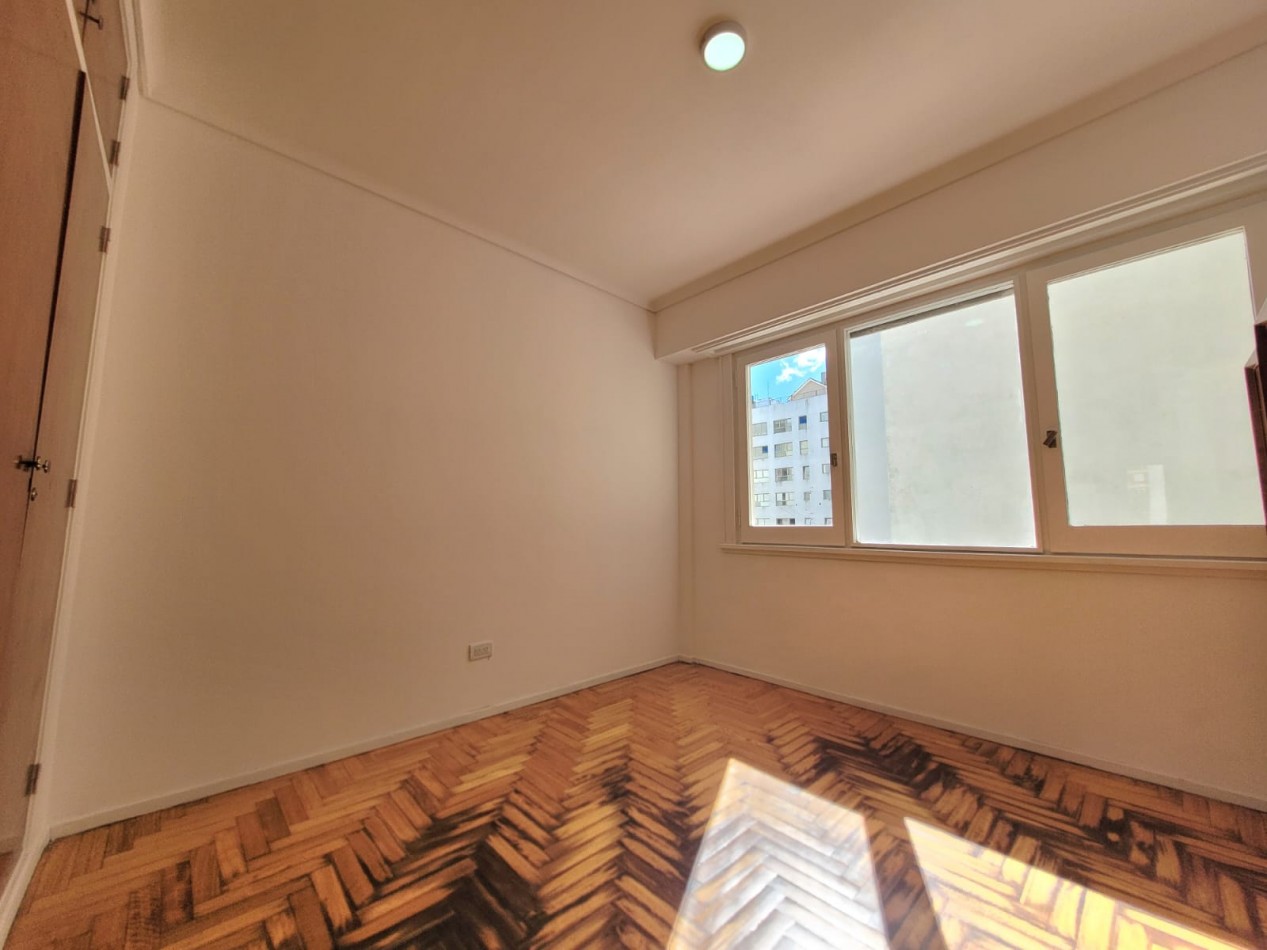 Piso de tres ambientes a la calle con balcon saliente. Muy buen estado. Zona: Centro