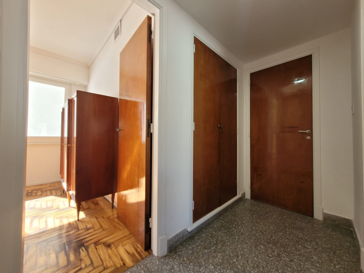 Piso de tres ambientes a la calle con balcon saliente. Muy buen estado. Zona: Centro