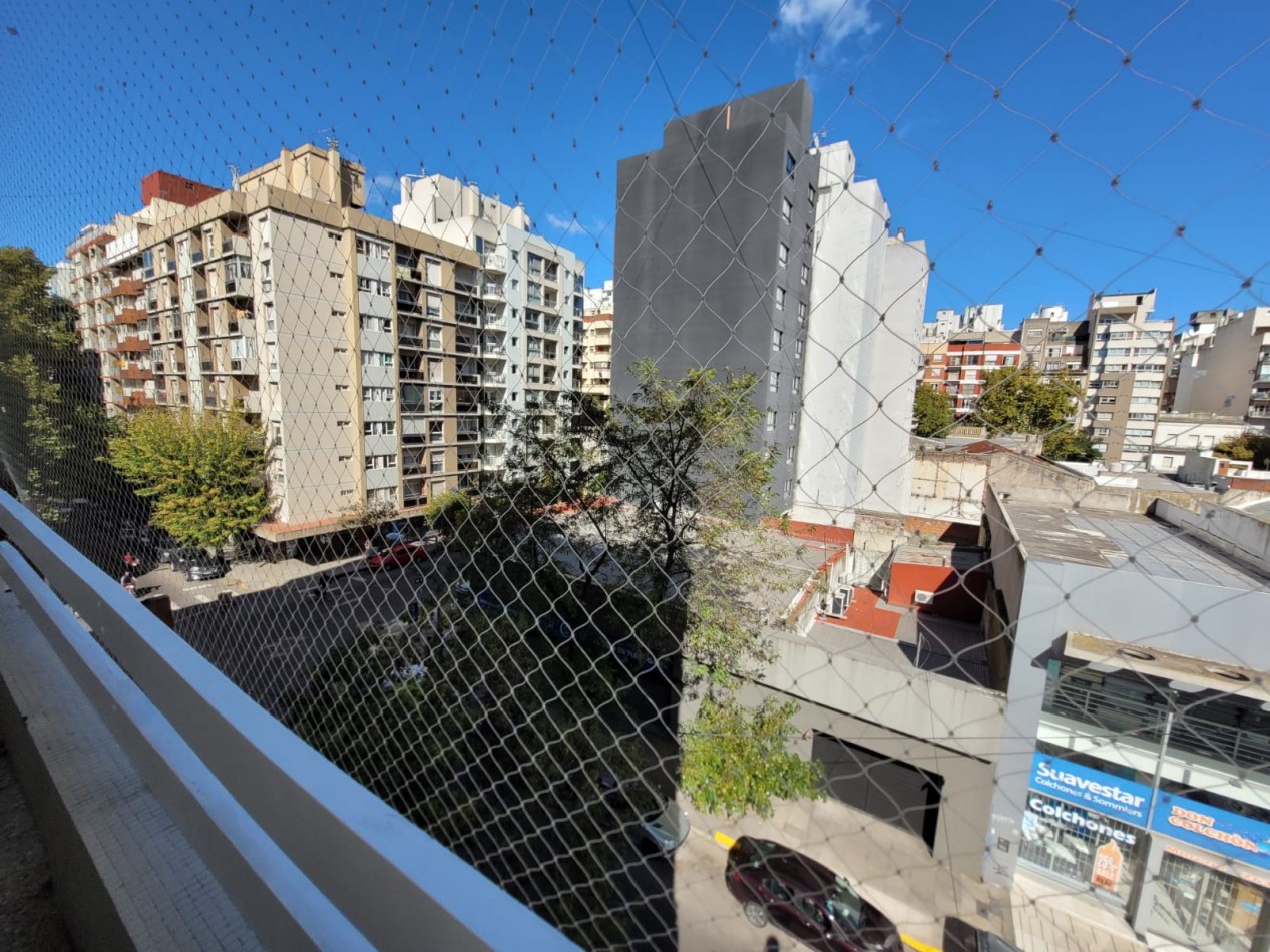 Piso de tres ambientes a la calle con balcon saliente. Muy buen estado. Zona: Centro