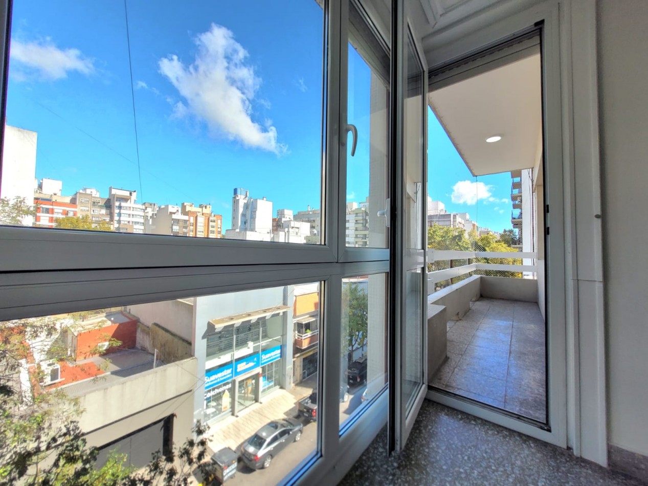 Piso de tres ambientes a la calle con balcon saliente. Muy buen estado. Zona: Centro