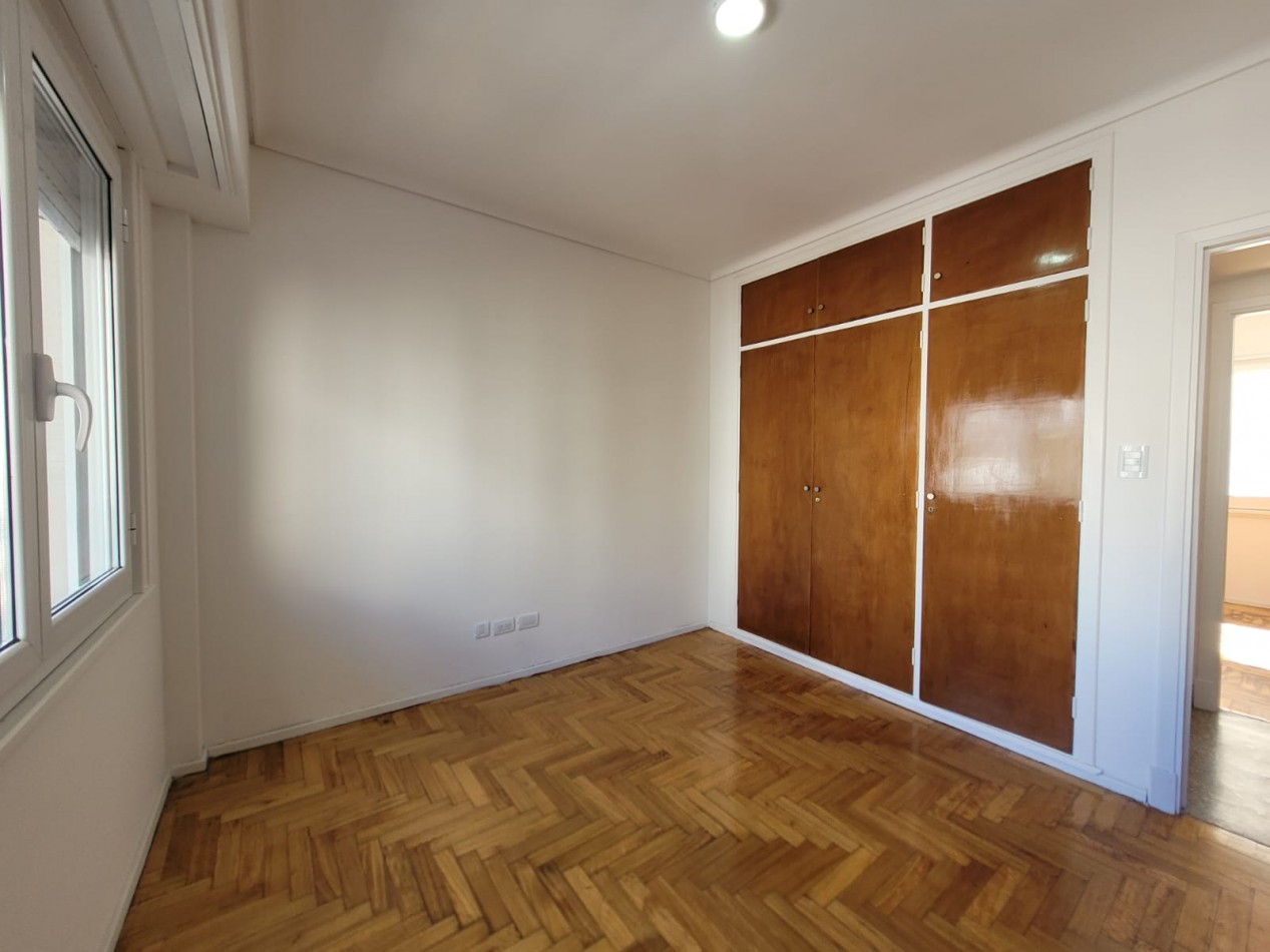 Piso de tres ambientes a la calle con balcon saliente. Muy buen estado. Zona: Centro