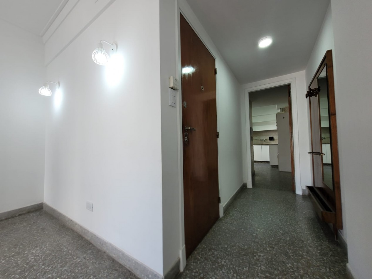 Piso de tres ambientes a la calle con balcon saliente. Muy buen estado. Zona: Centro