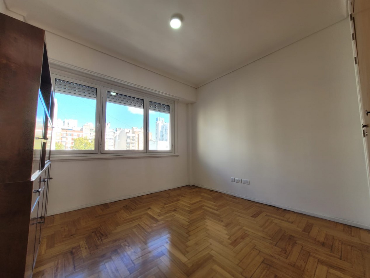 Piso de tres ambientes a la calle con balcon saliente. Muy buen estado. Zona: Centro