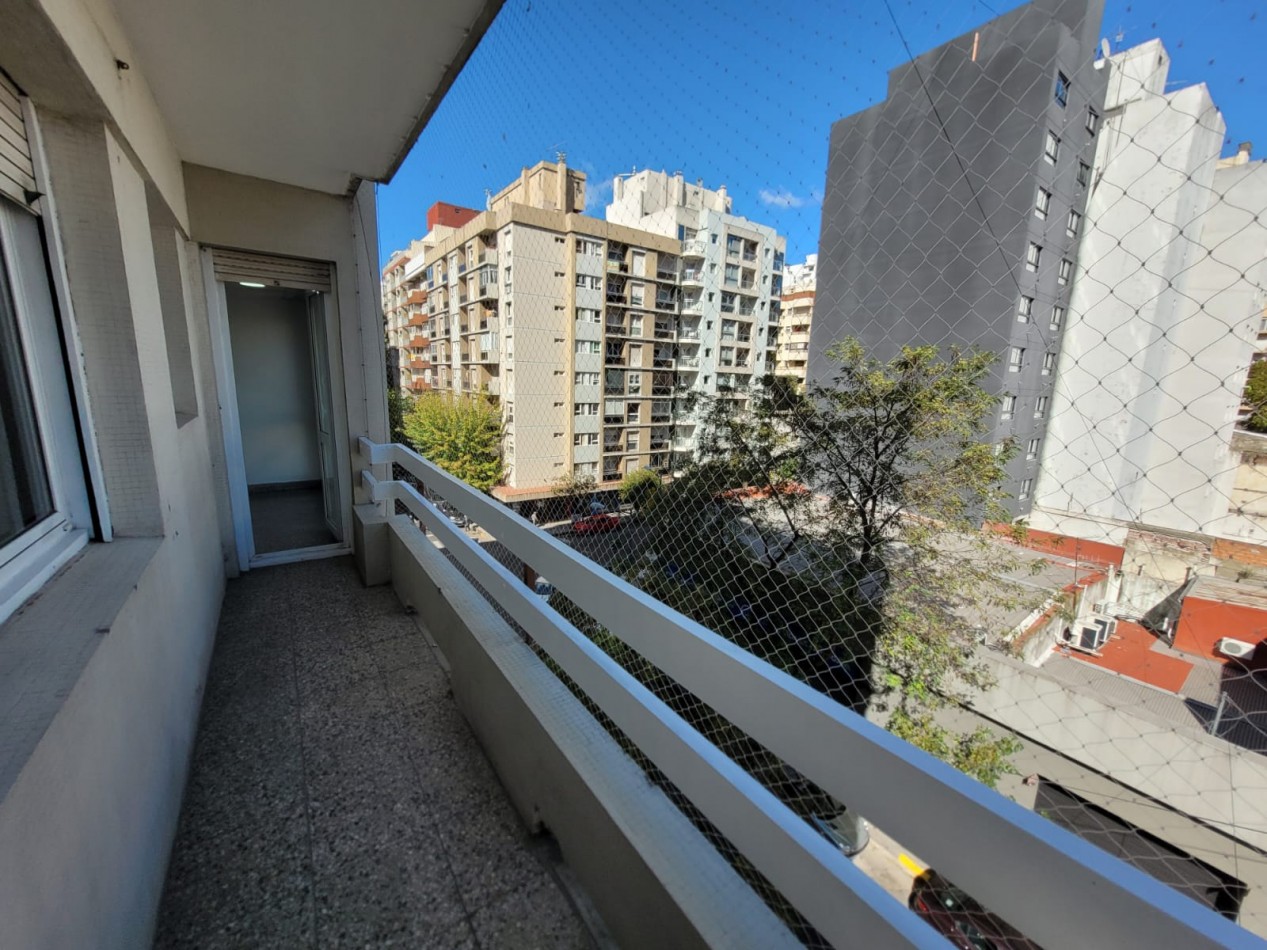 Piso de tres ambientes a la calle con balcon saliente. Muy buen estado. Zona: Centro