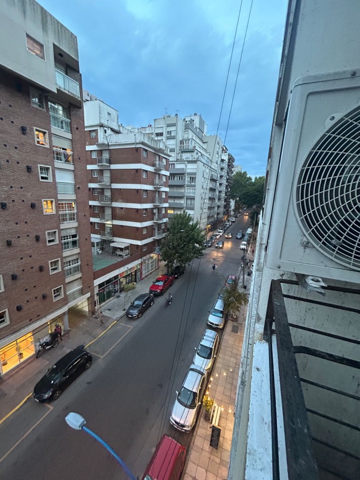 Departamento dos ambientes a la calle con balcon. Muy buen estado original. Zona: Guemes