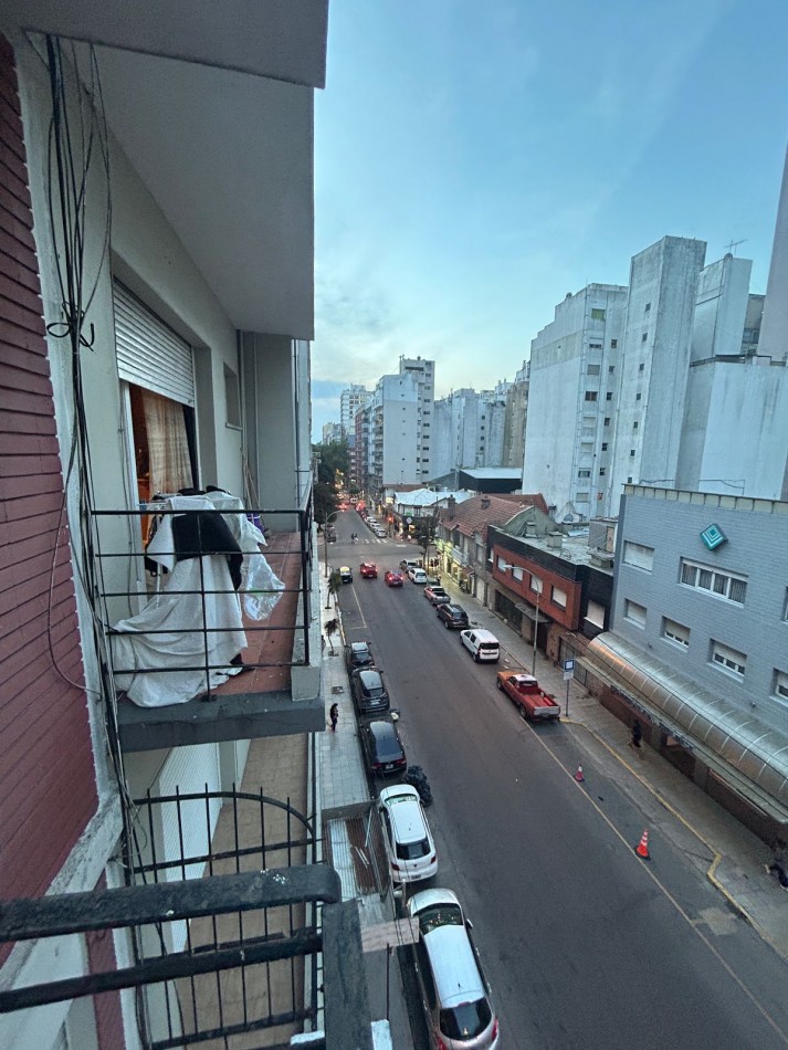 Departamento dos ambientes a la calle con balcon. Muy buen estado original. Zona: Guemes