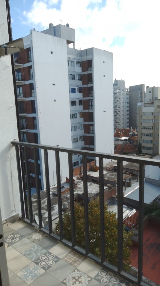 Departamento dos ambientes a la calle con balcon saliente. Parcialmente reciclado. Zona Macrocentro