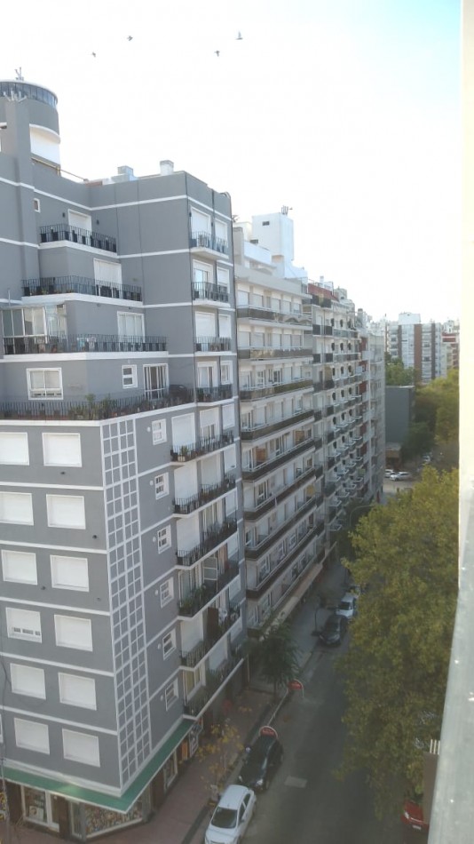 Departamento dos ambientes a la calle con balcon saliente. Parcialmente reciclado. Zona Macrocentro