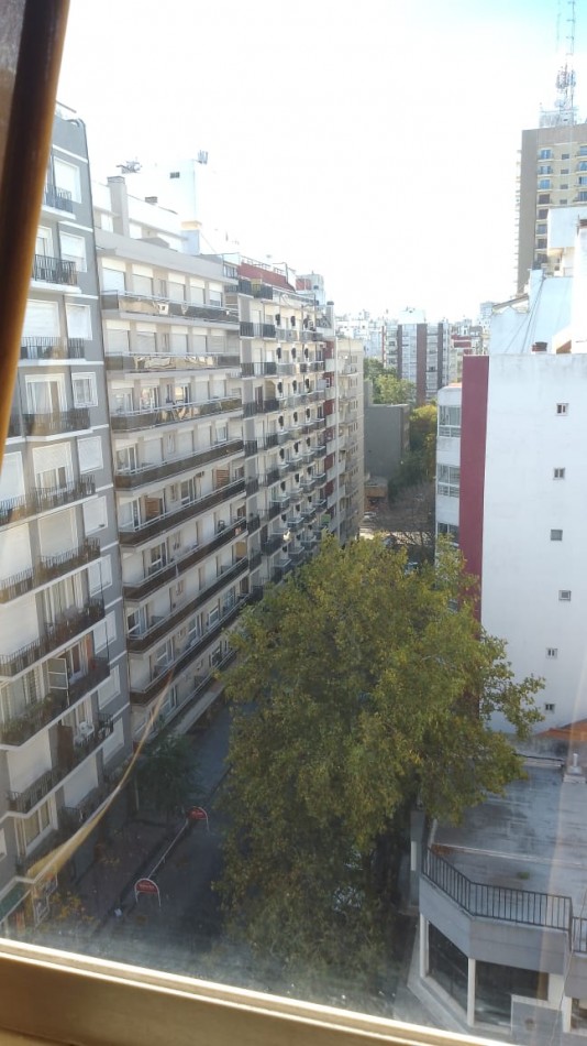 Departamento dos ambientes a la calle con balcon saliente. Parcialmente reciclado. Zona Macrocentro