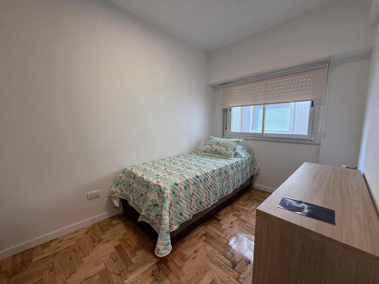 Departamento tres ambientes a la calle con balcon saliente y cochera. Reciclado y amoblado. Zona: Aldrey
