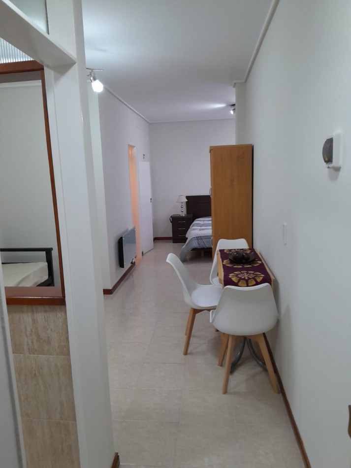Departamento un ambiente lateral luminoso. Reciclado. zona: Centro