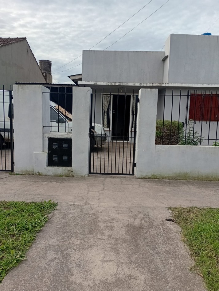 Csa de tres ambientes + departamento de tres ambientes chico. Bo.Jorge Newbery