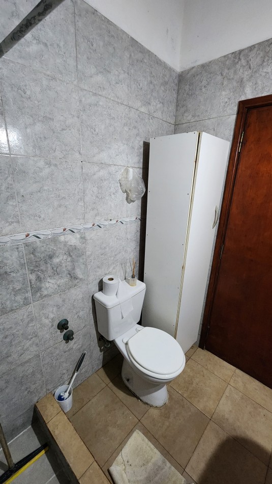 Csa de tres ambientes + departamento de tres ambientes chico. Bo.Jorge Newbery