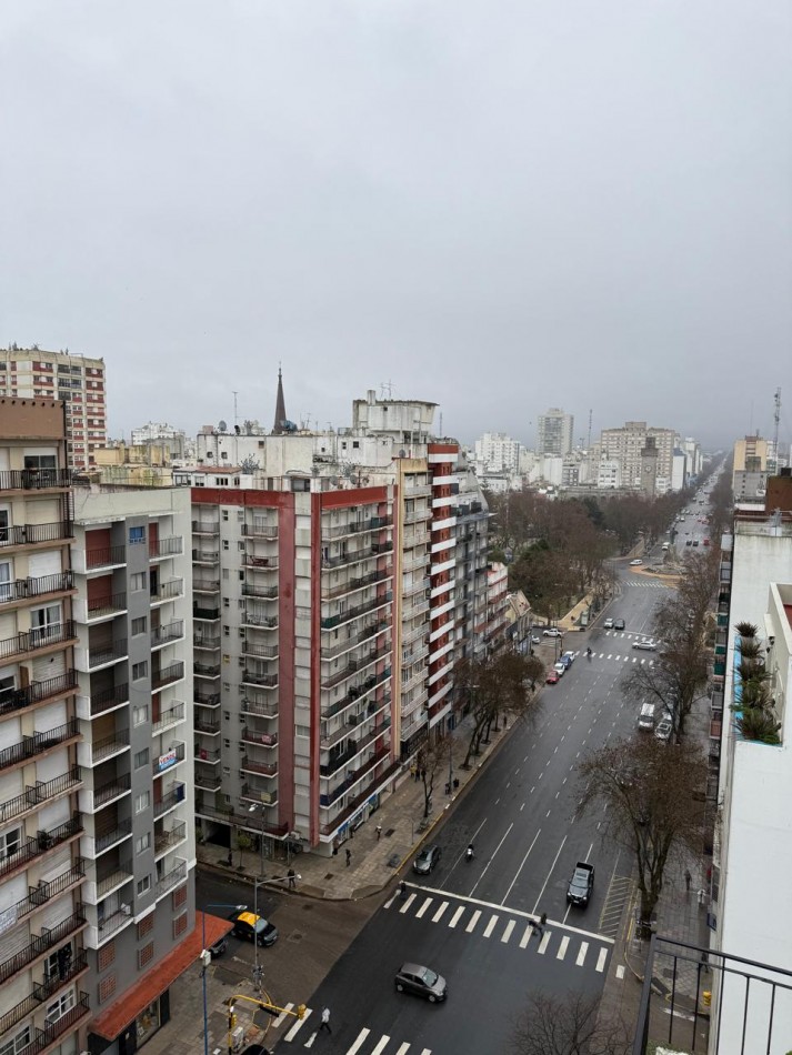 DEPARTAMENTO TRES AMBIENTES A LA CALLE CON BALCON SALIENTE, VISTA PANORAMICA A LA CIUDAD Y LATERAL AL MAR