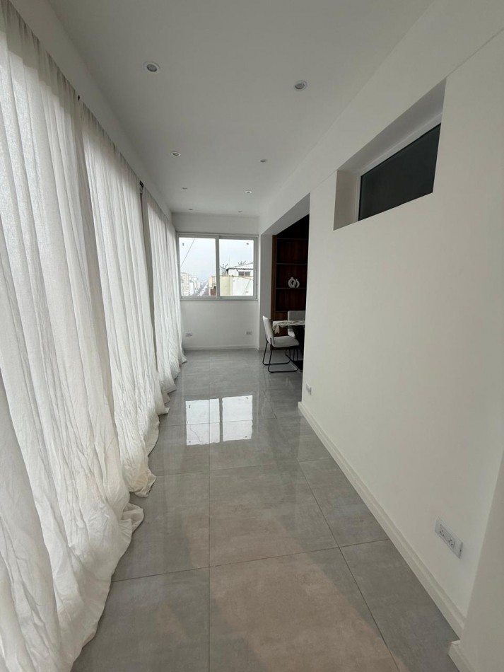 DEPARTAMENTO TRES AMBIENTES A LA CALLE CON BALCON SALIENTE, VISTA PANORAMICA A LA CIUDAD Y LATERAL AL MAR
