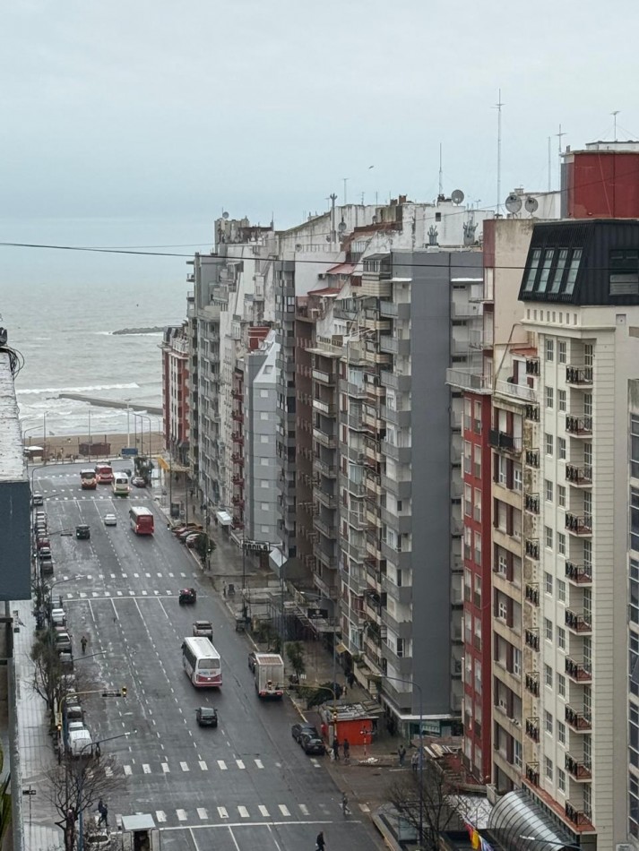 DEPARTAMENTO TRES AMBIENTES A LA CALLE CON BALCON SALIENTE, VISTA PANORAMICA A LA CIUDAD Y LATERAL AL MAR