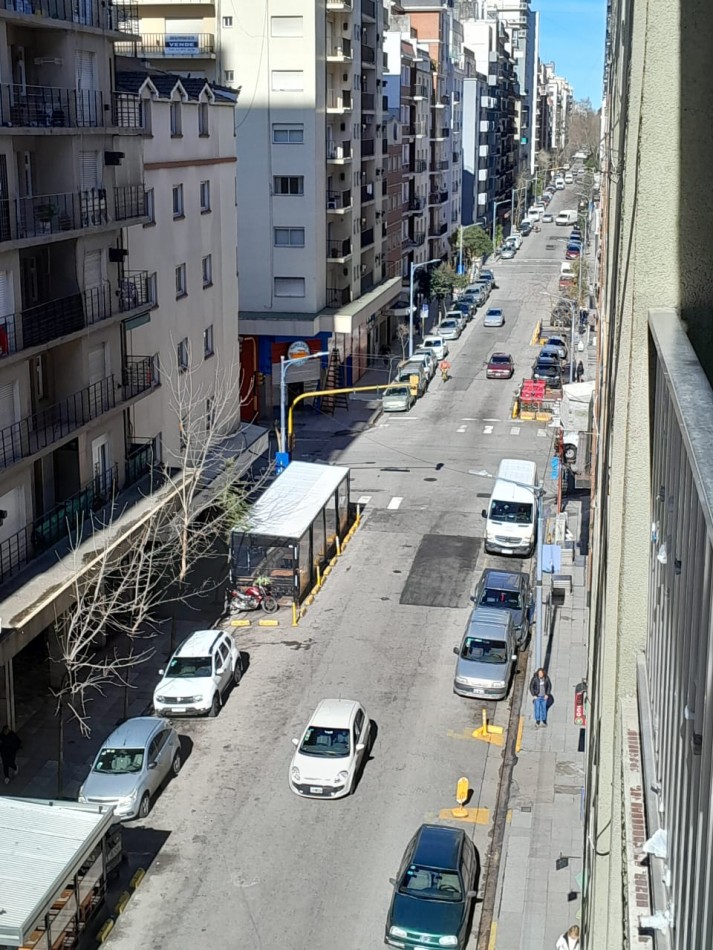Departamento dos ambientes con dependencia a la calle con balcon saliente y espacio de cochera. Reciclado y amoblado. Centro