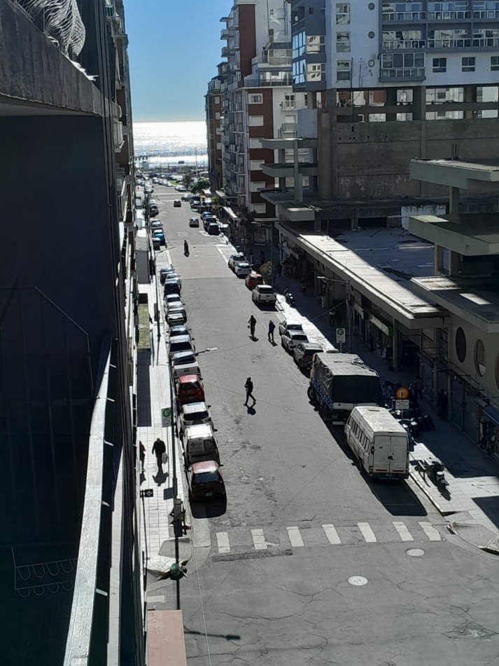 Departamento dos ambientes con dependencia a la calle con balcon saliente y espacio de cochera. Reciclado y amoblado. Centro