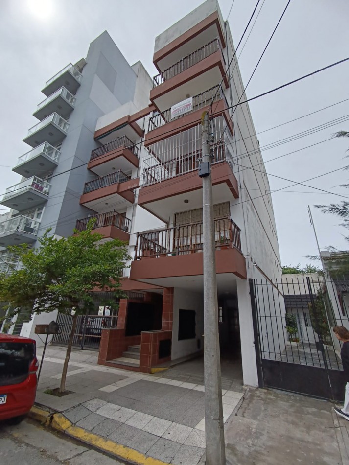 Departamento tres ambientes a la calle con balcon saliente, cochera cubierta. Muy buen estado. Zona: Aldrey