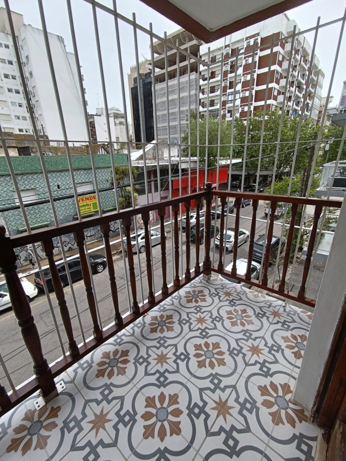 Departamento tres ambientes a la calle con balcon saliente, cochera cubierta. Muy buen estado. Zona: Aldrey