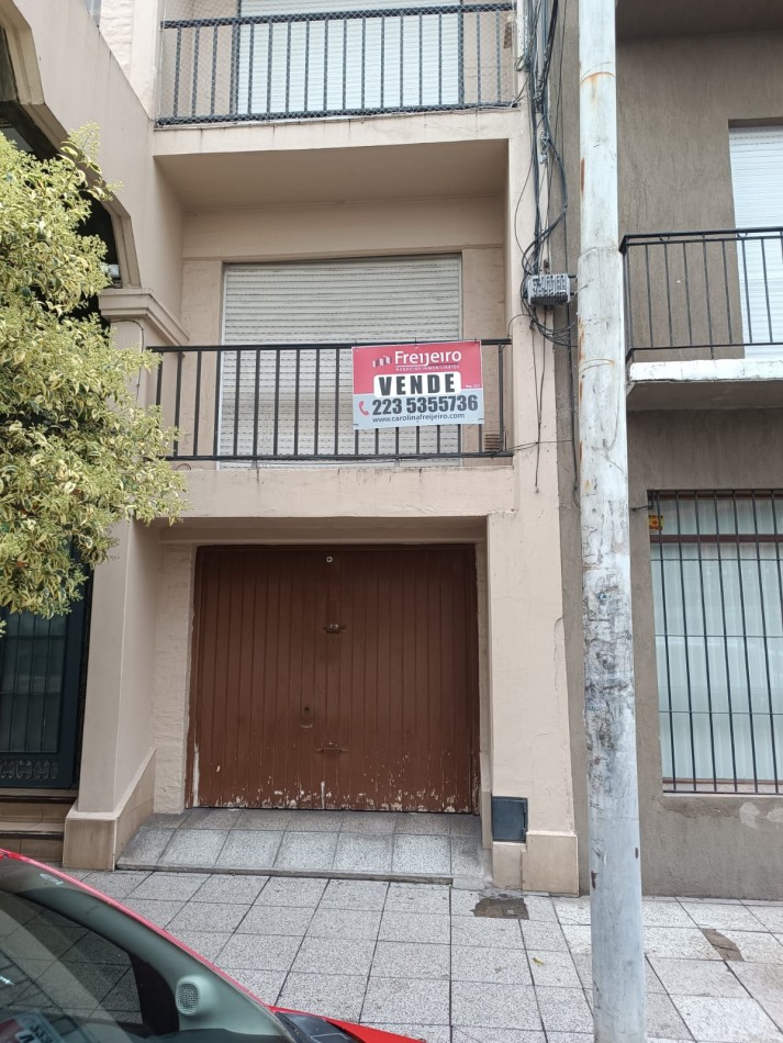 Departamento a la calle con balcon saliente, cochera fija y patio. Muy buen estado. Zona: Aldrey