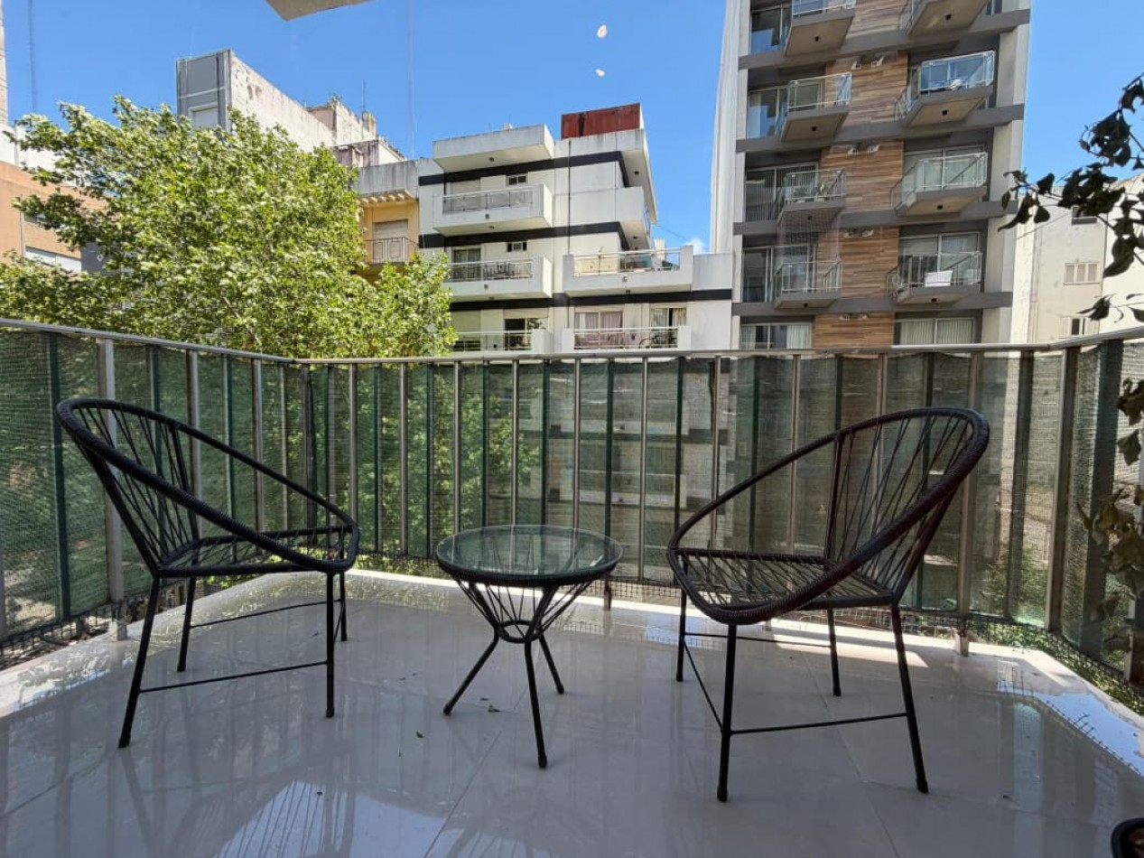 Departamento tres ambientes a la calle con balcon saliente. Reciclado y amoblado. Macrocentro