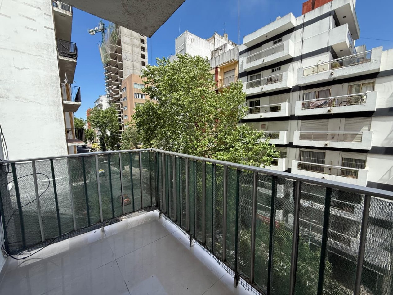 Departamento tres ambientes a la calle con balcon saliente. Reciclado y amoblado. Macrocentro