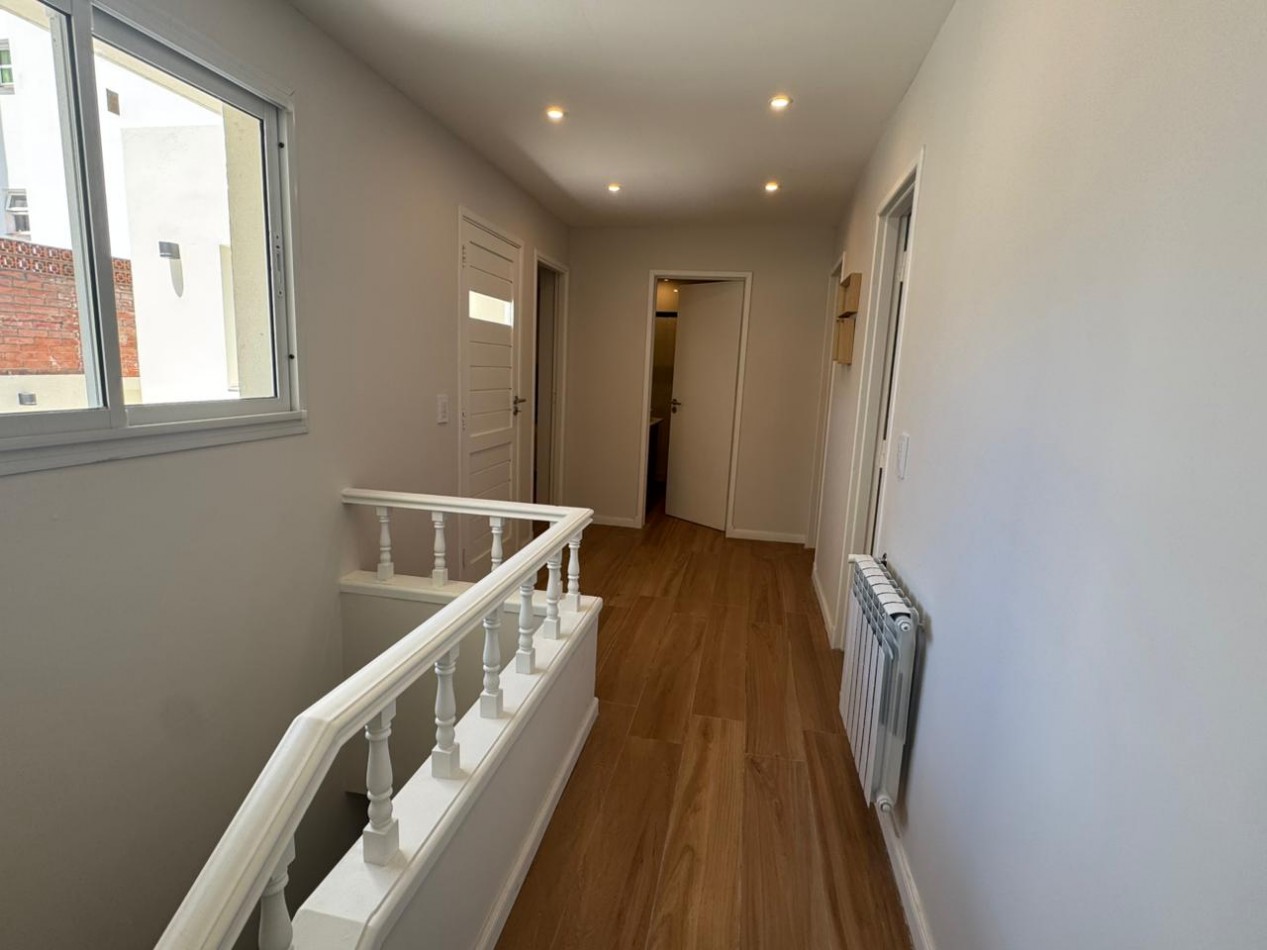 Chalet en p.h. de 4 ambientes con garage. Reciclado y amoblado. Zona: Aldrey