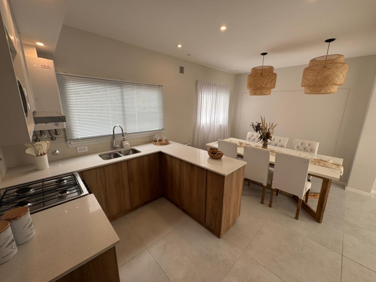 Chalet en p.h. de 4 ambientes con garage. Reciclado y amoblado. Zona: Aldrey