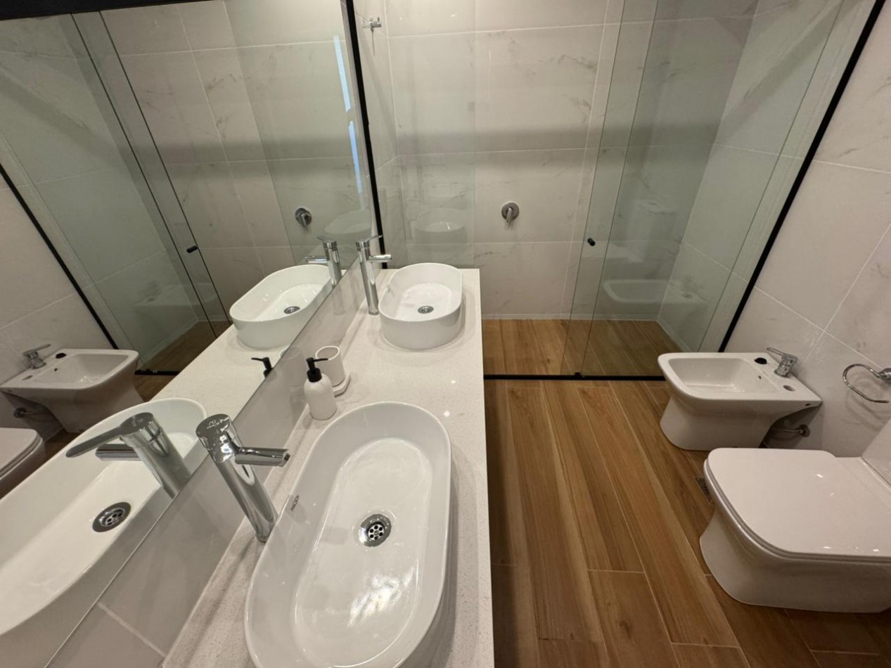 Chalet en p.h. de 4 ambientes con garage. Reciclado y amoblado. Zona: Aldrey