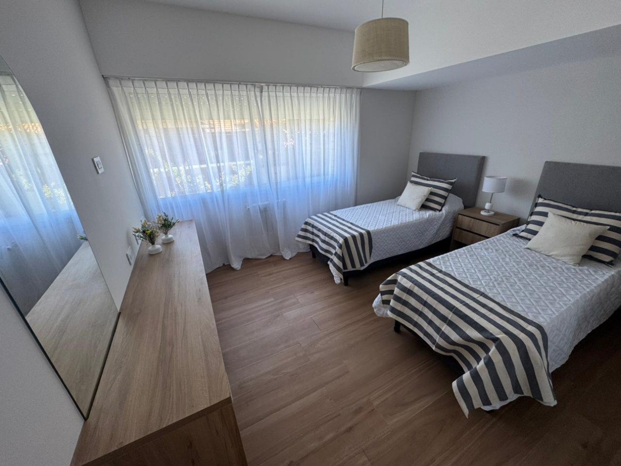 Chalet en p.h. de 4 ambientes con garage. Reciclado y amoblado. Zona: Aldrey