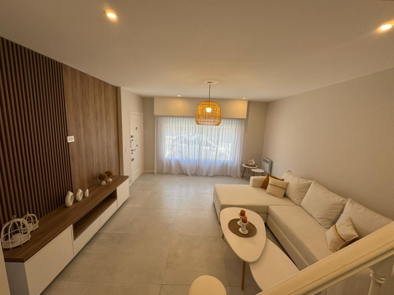 Chalet en p.h. de 4 ambientes con garage. Reciclado y amoblado. Zona: Aldrey