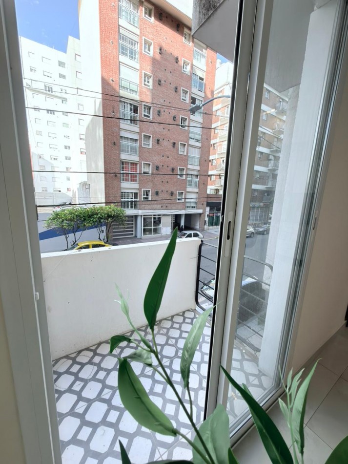 Departamento dos ambientes a la calle con balcon saliente. Reciclado y amoblado. Aldrey