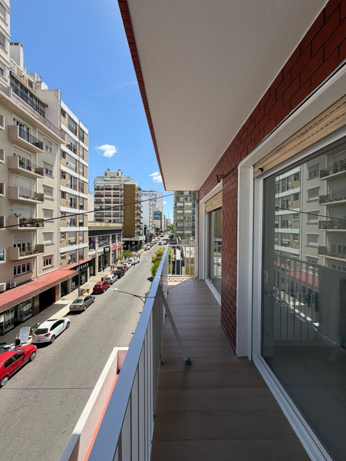 Departamento tres ambientes con dependencia a la calle con balcon. Reciclado y amoblado. Zona: Centro