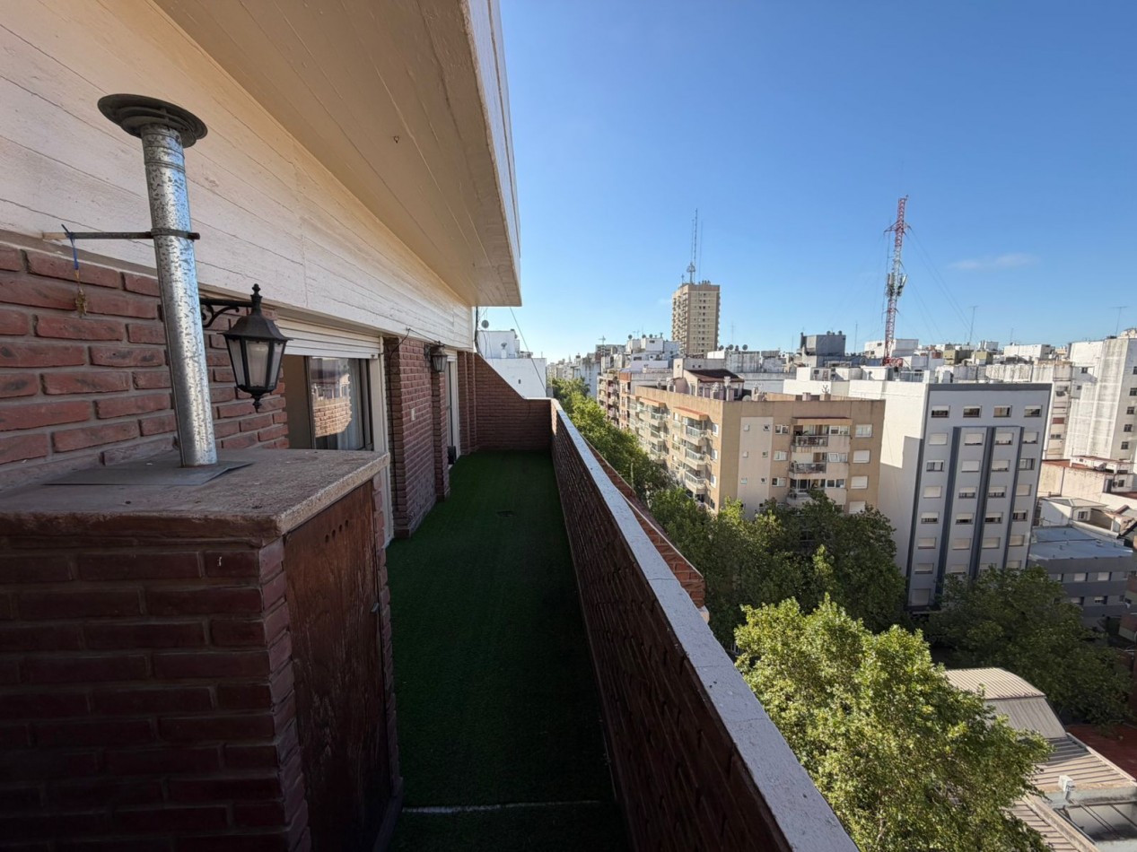 Departamento dos ambientes a la calle con balcon corrido aterrazadon y cochera fija. Muy buen estado. Zona: Macrocentro