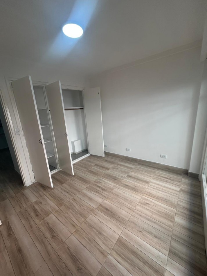 Departamento dos ambientes invertido con balcon saliente, Reciclado. Zona: Aldrey