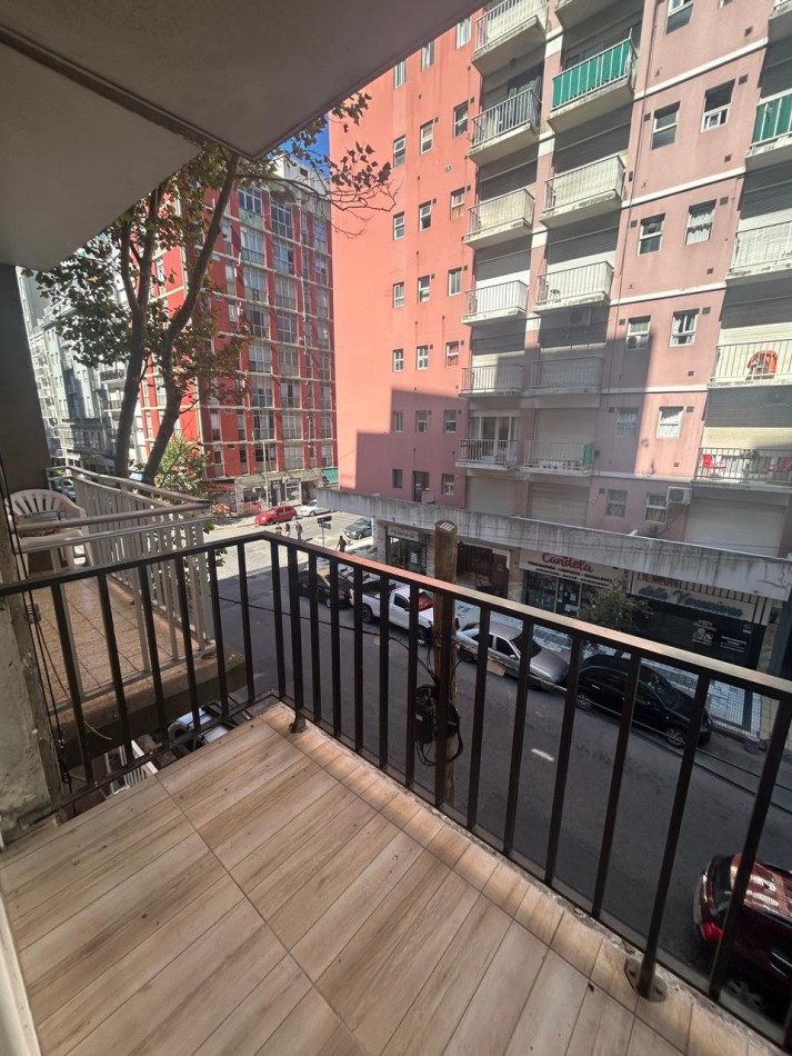 Departamento dos ambientes invertido con balcon saliente, Reciclado. Zona: Aldrey
