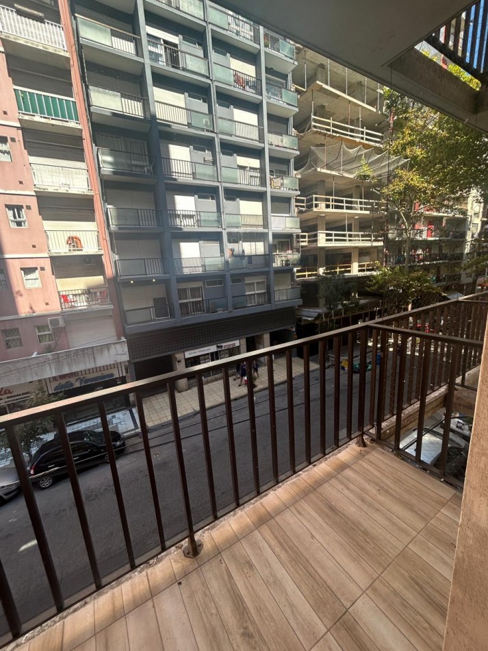 Departamento dos ambientes invertido con balcon saliente, Reciclado. Zona: Aldrey