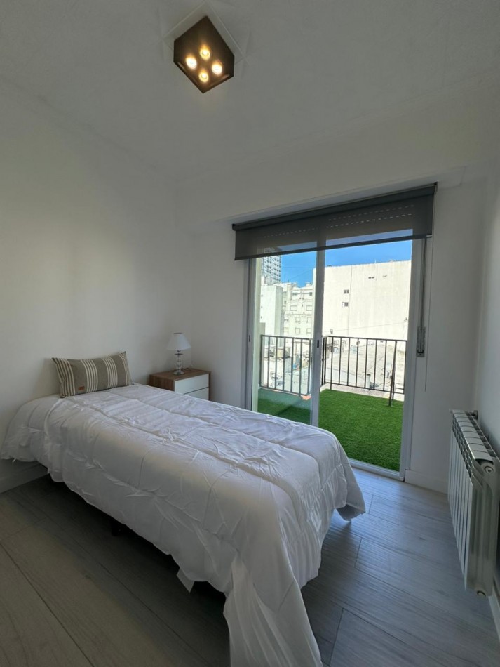 Departamento 4 ambientes con dependencia a la calle con balcon aterrazado y vista lateral al mar. Reciclado y amoblado. Hotel Provincial
