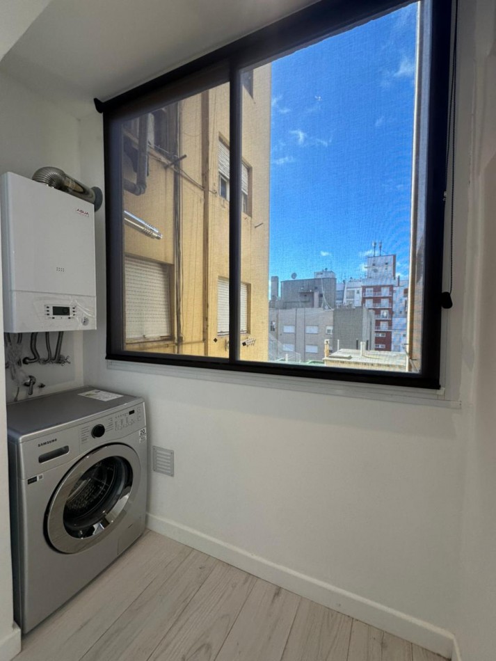 Departamento 4 ambientes con dependencia a la calle con balcon aterrazado y vista lateral al mar. Reciclado y amoblado. Hotel Provincial