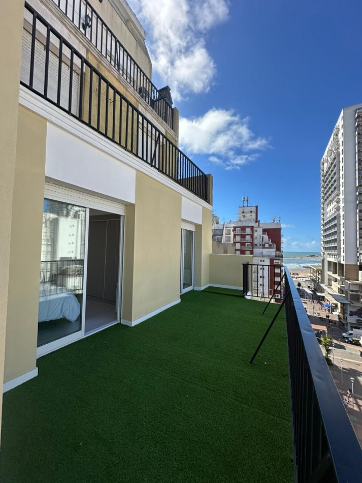 Departamento 4 ambientes con dependencia a la calle con balcon aterrazado y vista lateral al mar. Reciclado y amoblado. Hotel Provincial