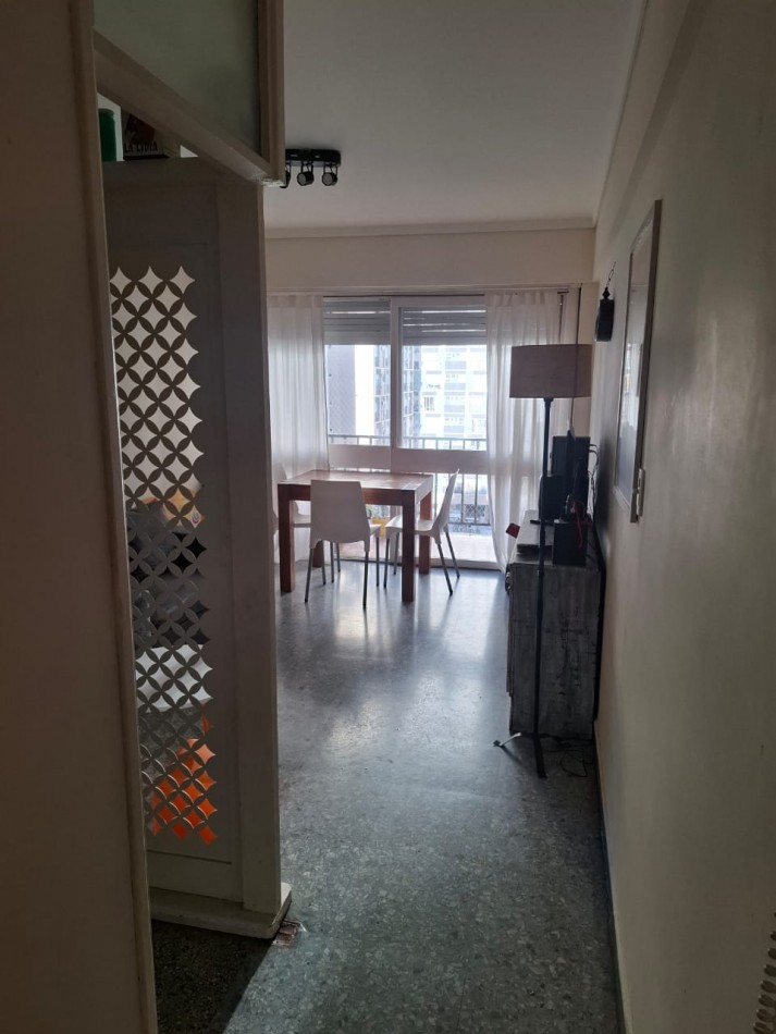 Departamento 2 ambientes a la calle con balcon saliente. Centro
