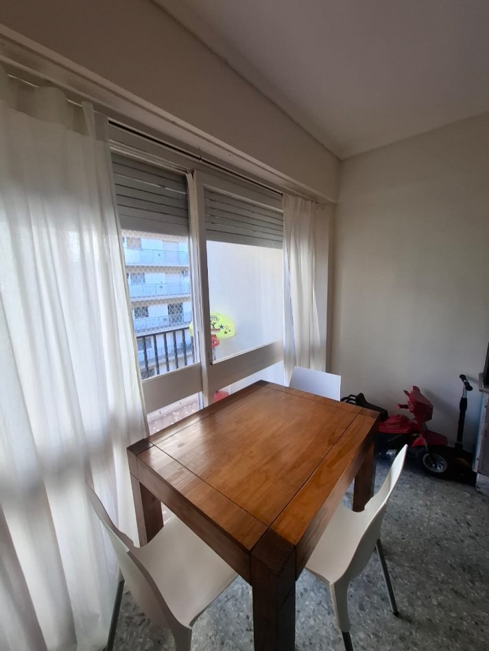 Departamento 2 ambientes a la calle con balcon saliente. Centro