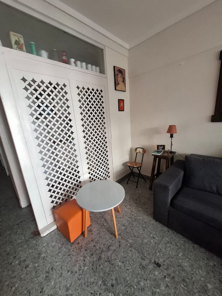 Departamento 2 ambientes a la calle con balcon saliente. Centro