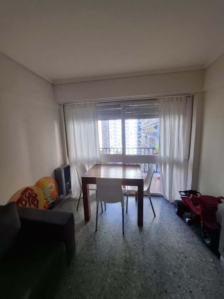 Departamento 2 ambientes a la calle con balcon saliente. Centro